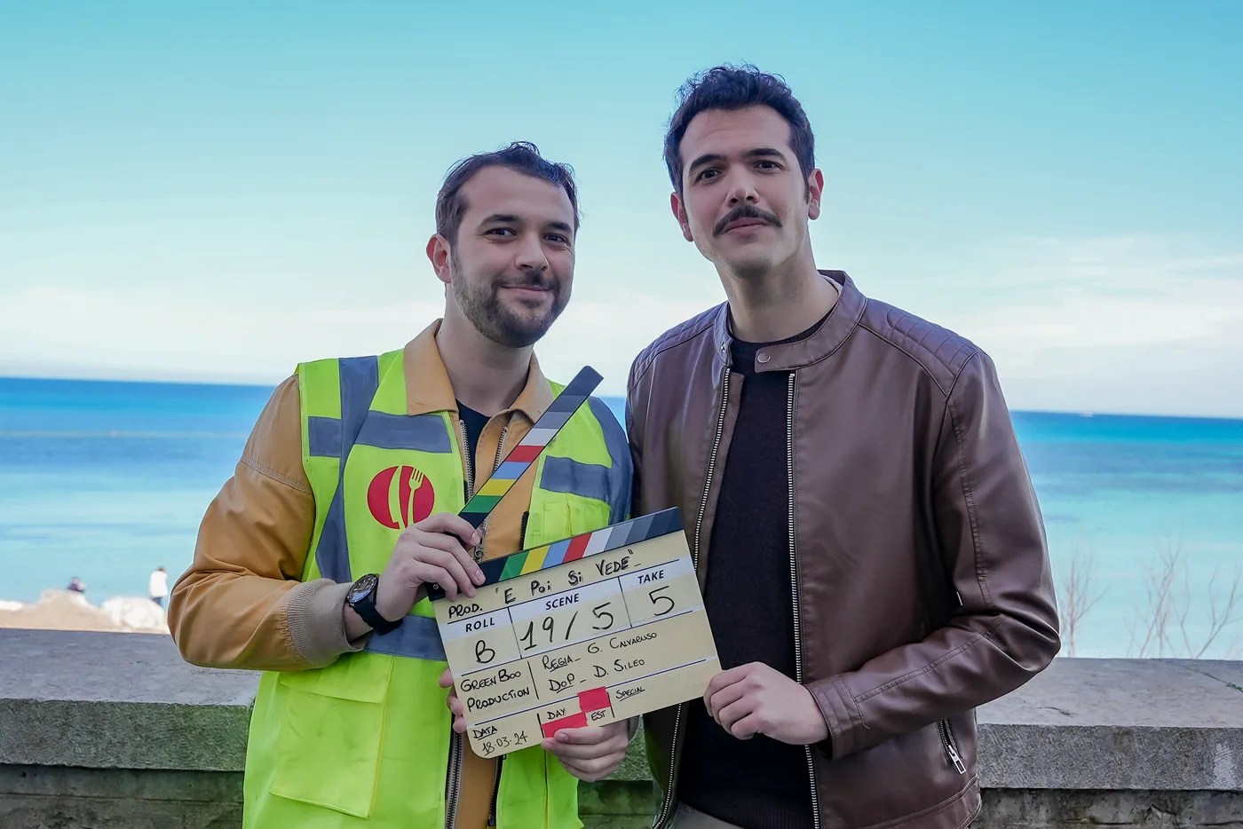 I Sansoni sul set di E poi si vede con il ciak del film