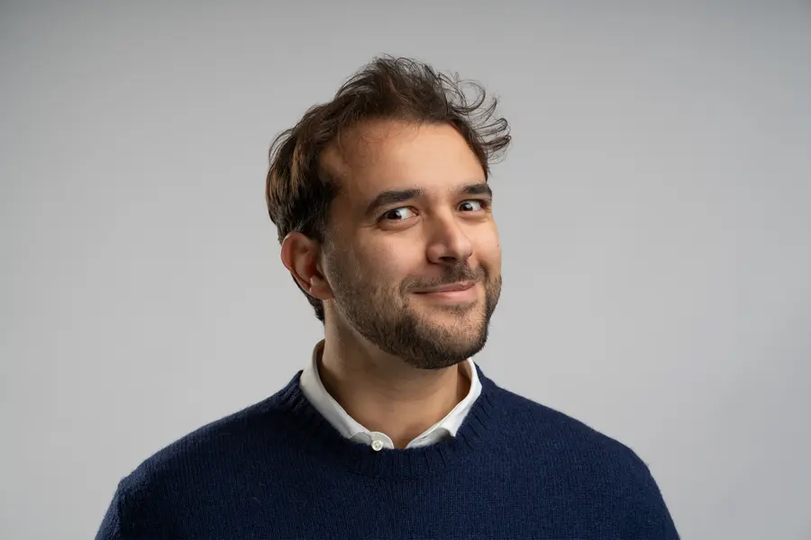 Ritratto di Fabrizio Sansone con maglione blu