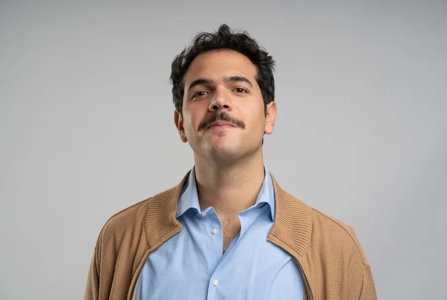 Ritratto di Federico Sansone con camicia azzurra e cardigan