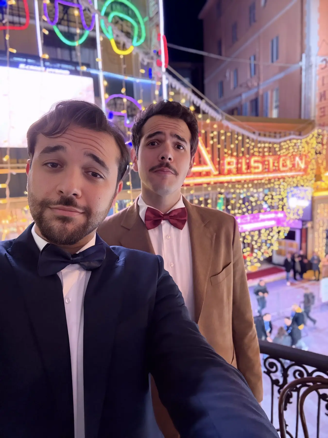 Fabrizio e Federico Sansone davanti al Teatro Ariston durante Sanremo 2025