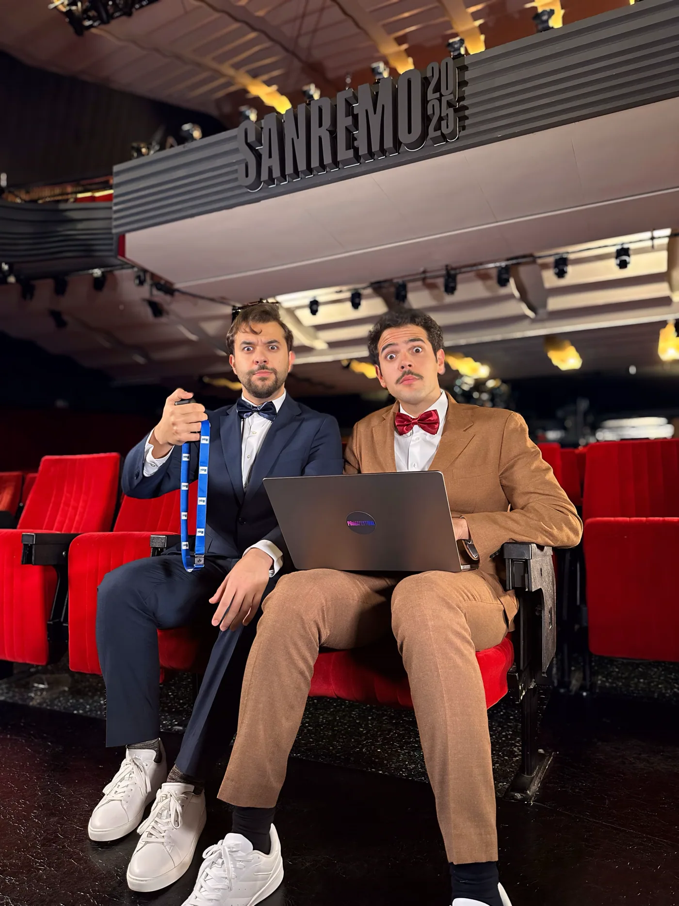 I Sansoni seduti sulle poltrone del Teatro Ariston durante Sanremo 2025