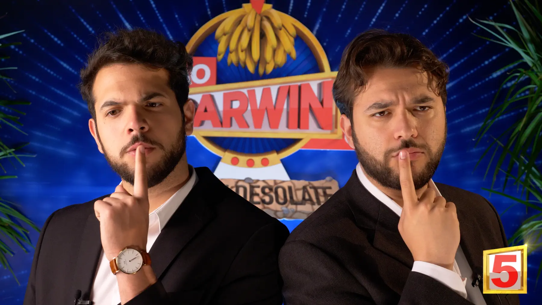 I Sansoni negli studi di Ciao Darwin davanti al logo del programma