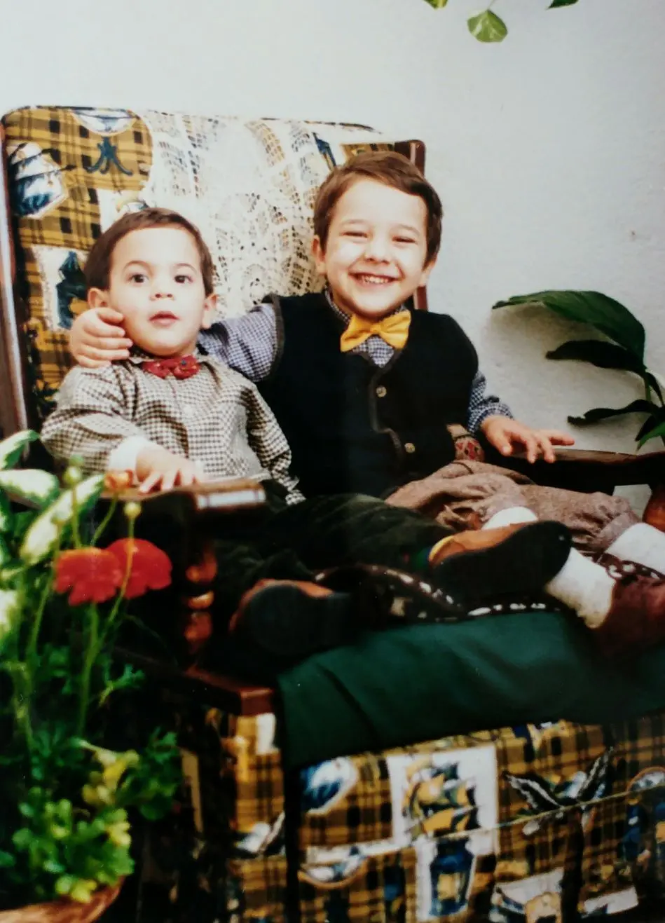 Fabrizio e Federico da bambini seduti insieme su una poltrona