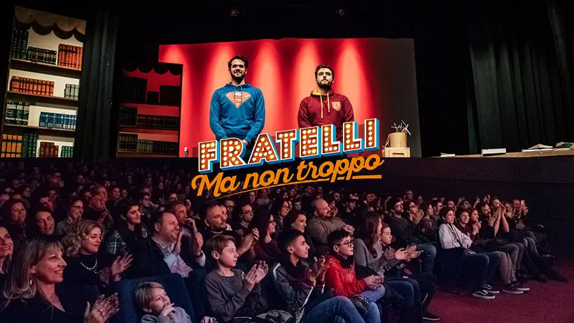 I Sansoni durante il primo spettacolo Fratelli ma non troppo davanti a una platea piena