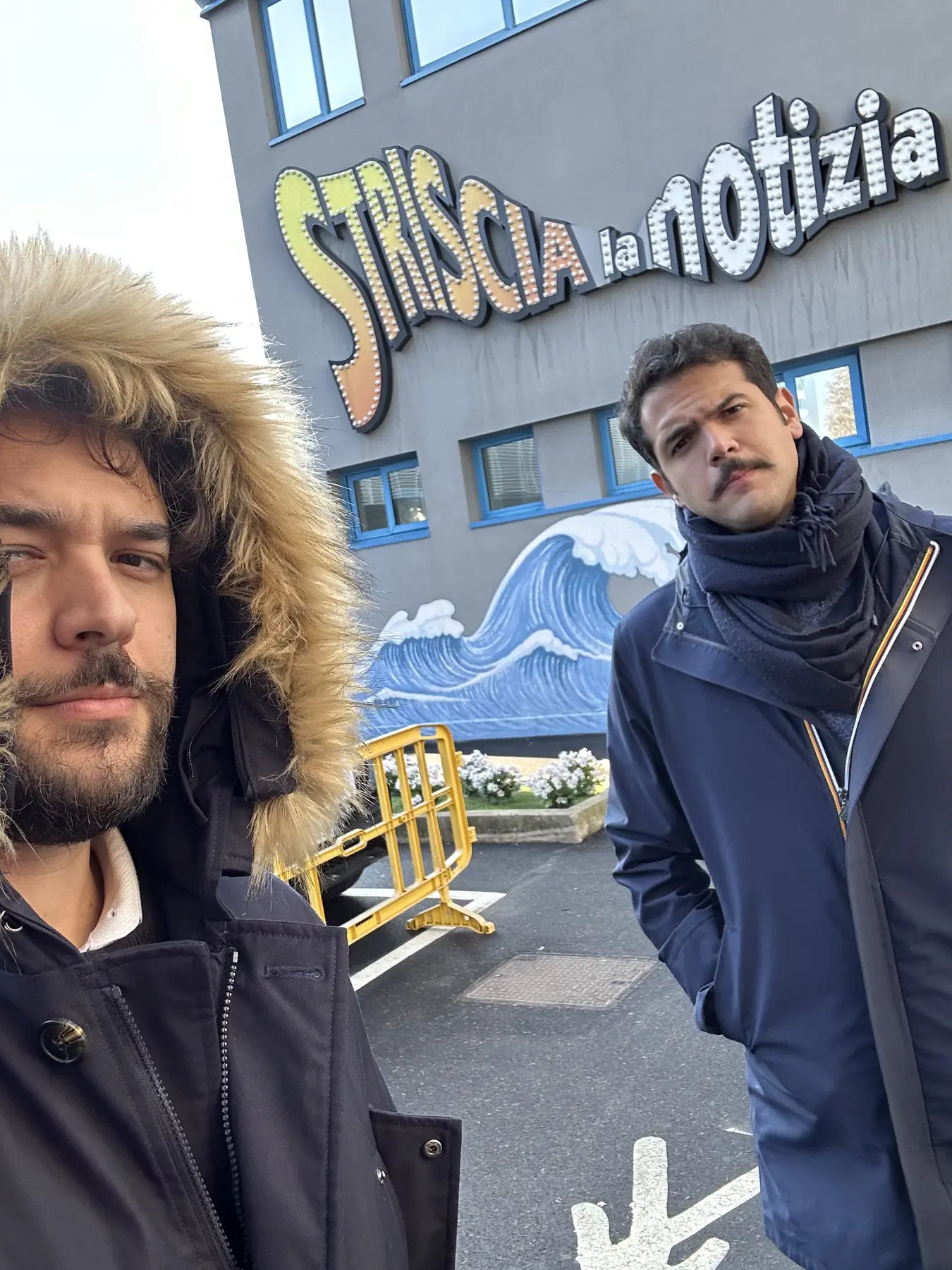 I Sansoni davanti alla grafica di Striscia la Notizia